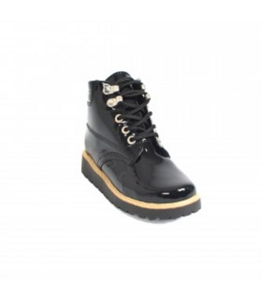 Oferta de Botines Charol Niña 5843046ChNegro Priceshoes por $49950 en Price Shoes