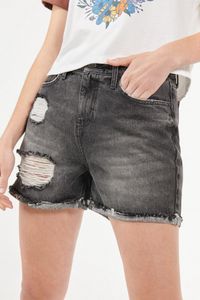 Oferta de Short en jean gris oscuro con rotos y deshilado en bordes por $69900 en Koaj