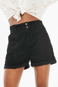 Oferta de Short negro en jean paper bag con doble botón metálico por $69900 en Koaj