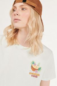 Oferta de Camiseta estampada unicolor con cuello redondo por $27900 en Koaj