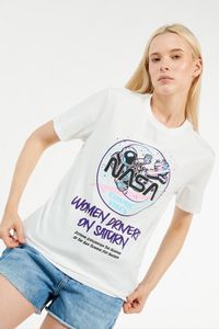 Oferta de Camiseta crema clara con estampado de NASA y cuello redondo por $25900 en Koaj