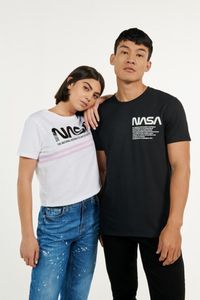 Oferta de Camiseta cuello redondo blanca con arte de NASA estampado por $25900 en Koaj