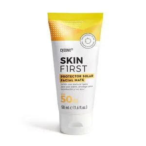 Oferta de Protector Solar Facial Skin First por $36000 en Cyzone